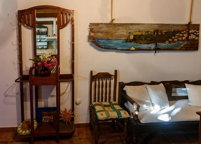 Eros Pittoresque Retreats - Perfect Location, Panoramic Seaview *