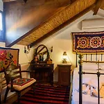 Eros Pittoresque Retreats - Perfect Location, Panoramic Seaview Holiday home *