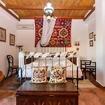 Eros Pittoresque Retreats - Perfect Location, Panoramic Seaview Holiday home