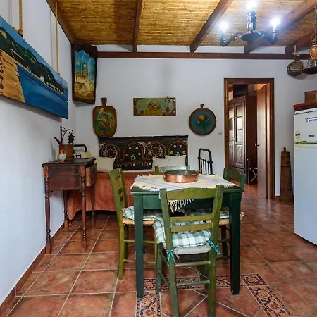Eros Pittoresque Retreats - Perfect Location, Panoramic Seaview Holiday home *