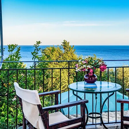 Eros Pittoresque Retreats - Perfect Location, Panoramic Seaview Holiday home